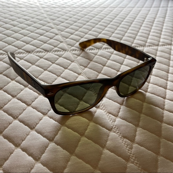 (Like New)  raybans polarized(new wayfarer 894/76) - Picture 1 of 2